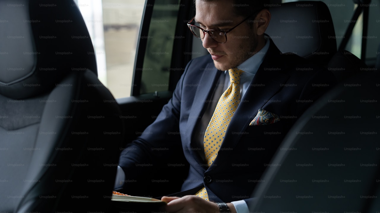 Geschäftskunde entspannt auf der Rückbank — Business Chauffeur